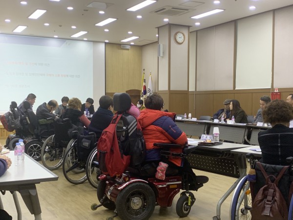 경상남도 장애인 실태조사 및 장애인단체 지원체계 연구용역 회의중인 모습